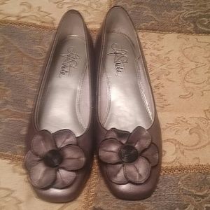 Life Stride taupe flats in size 9.